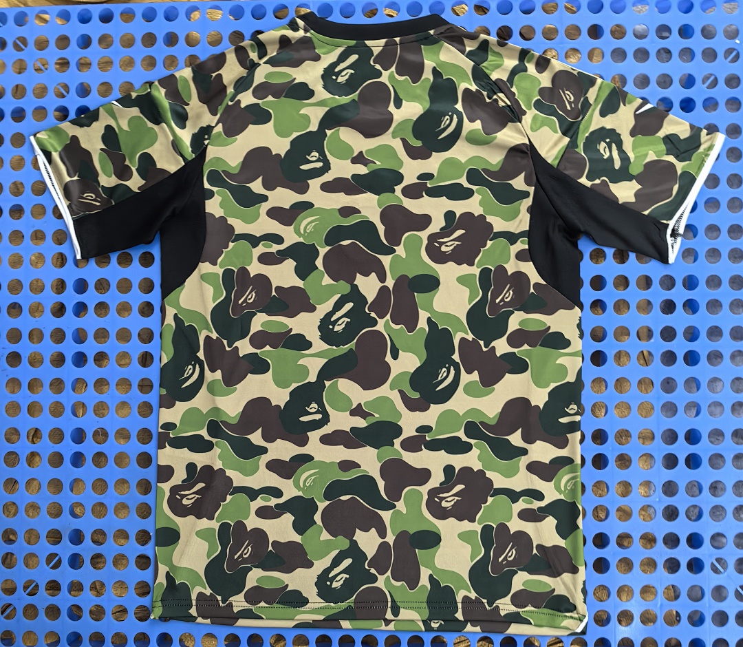 T-shirt Adidas × Bape édition spéciale — camouflage vert 2025-2026 — dos