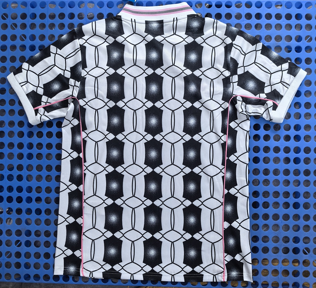 T-shirt rétro Juventus (noir et blanc) 2025-2026 — dos