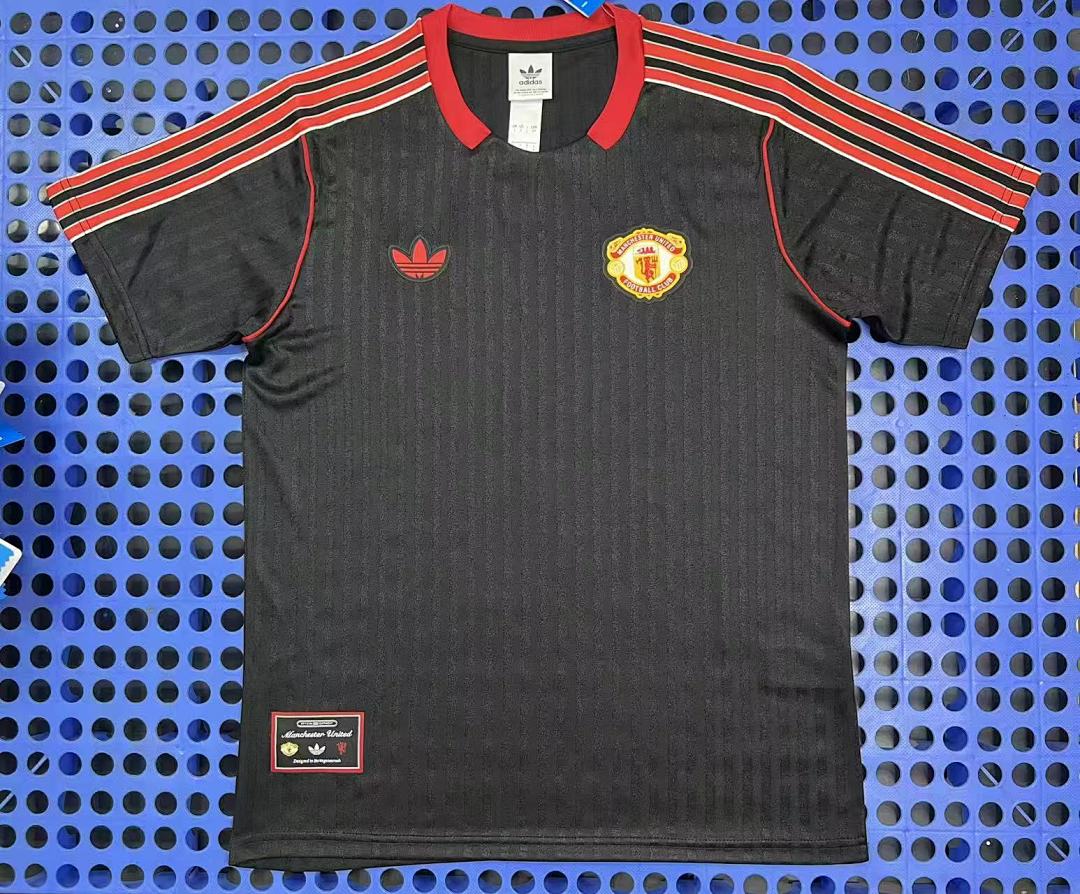 T-shirt rétro Manchester United (noir) 2025-2026 — modèle 2