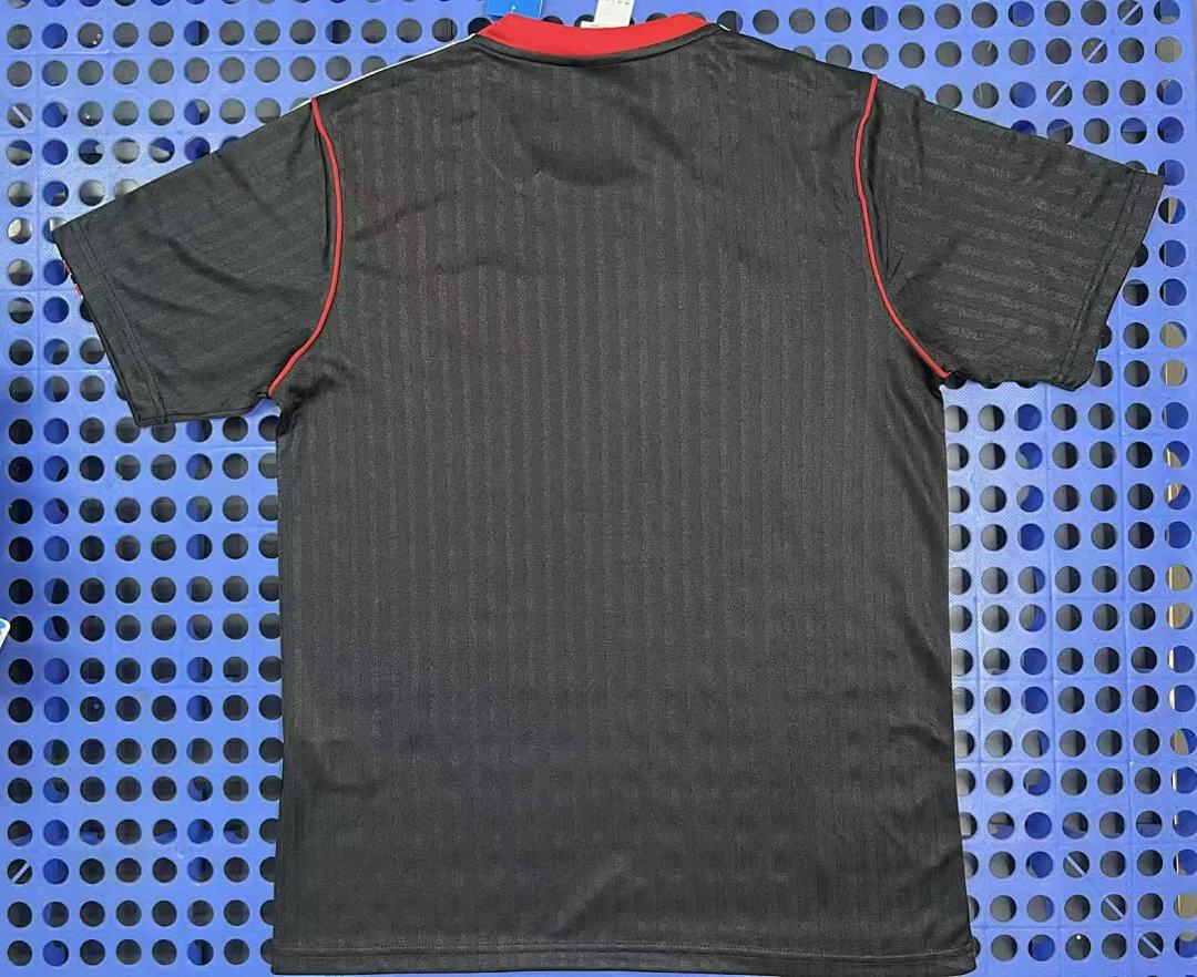 T-shirt rétro Manchester United (noir) 2025-2026 — modèle 2 — dos