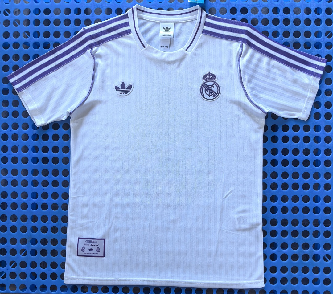 T-shirt rétro Real Madrid (blanc) 2025-2026 — modèle 2