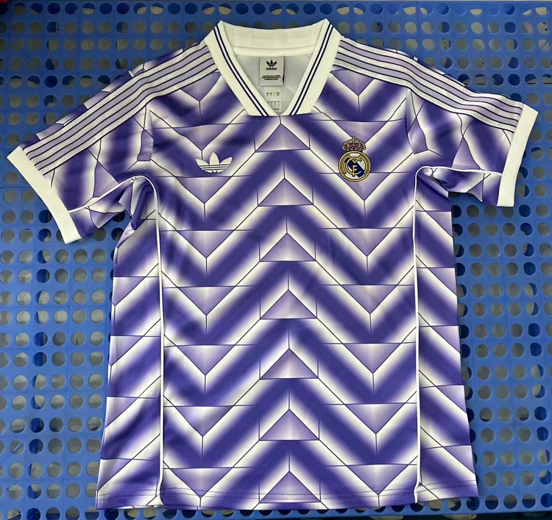 T-shirt rétro Real Madrid (violet) 2025-2026 — modèle 2