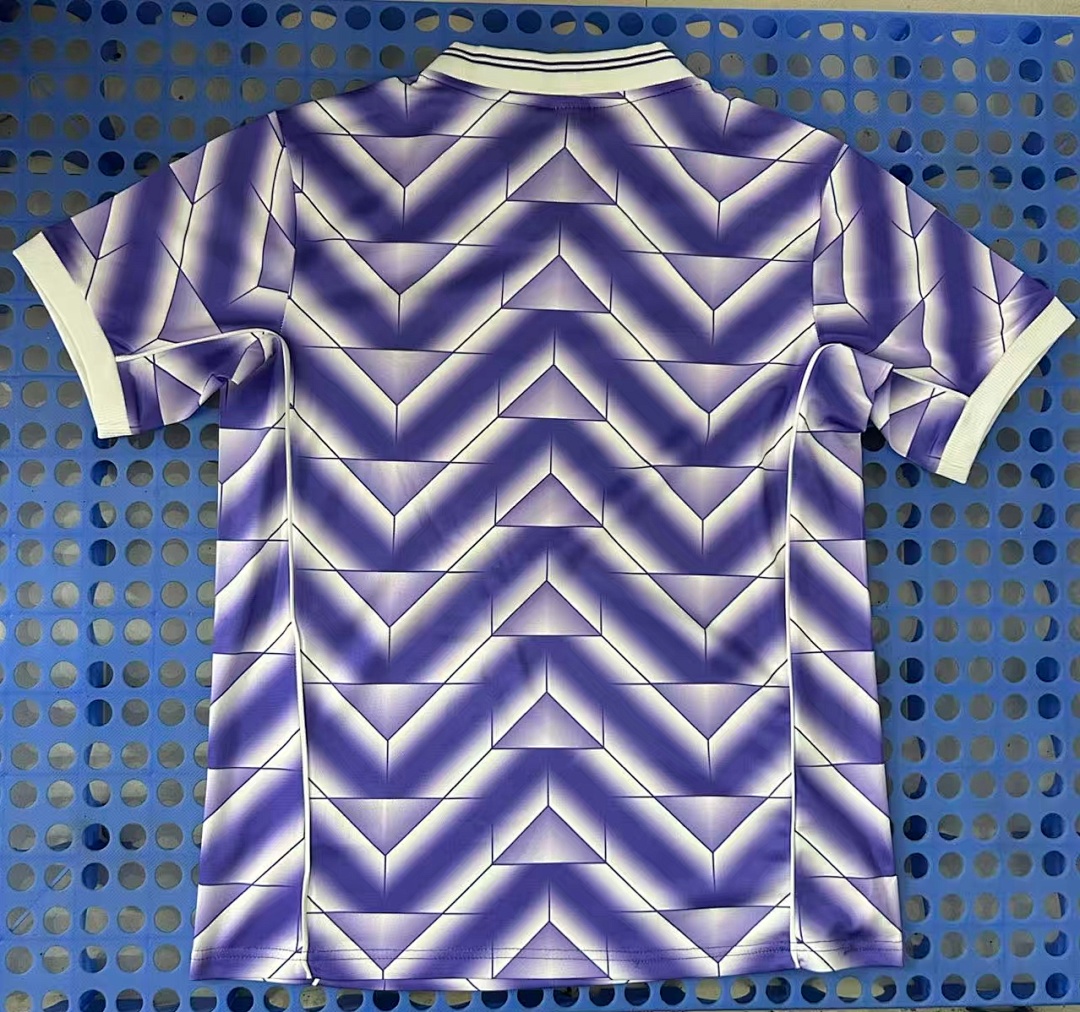 T-shirt rétro Real Madrid (violet) 2025-2026 — modèle 2 — dos